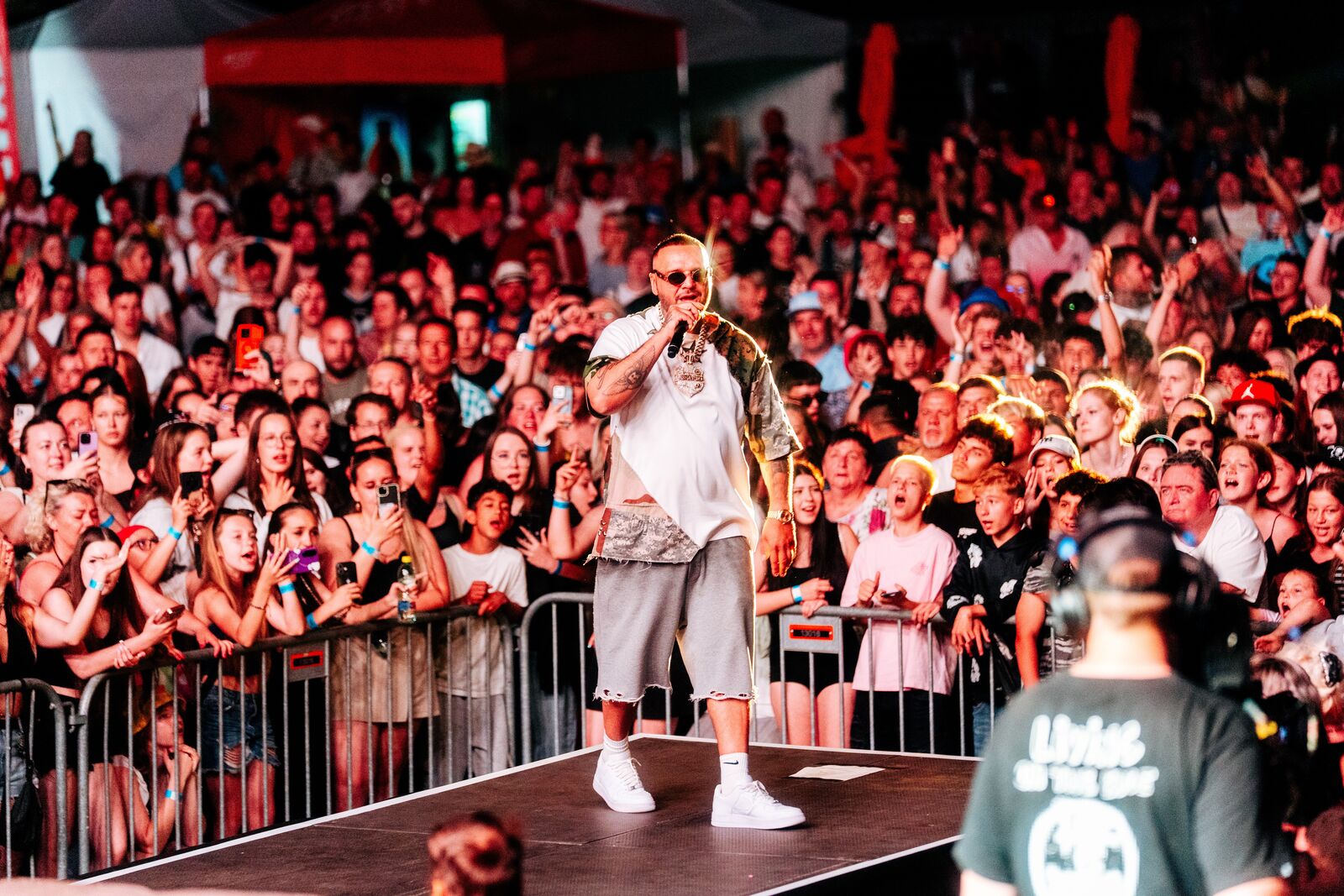 Publikum před hlavním pódiem festivalu Slavnosti Jihu